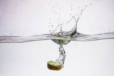 su kabarcıkları beyaz zemin üzerine ile kivi dilimi