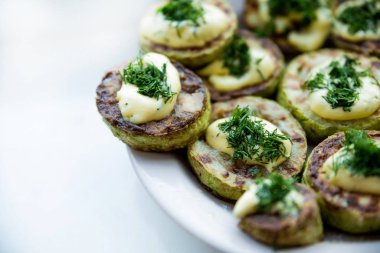 Ev yapımı kabak ve mayonez. Beyaz bir arkaplanda