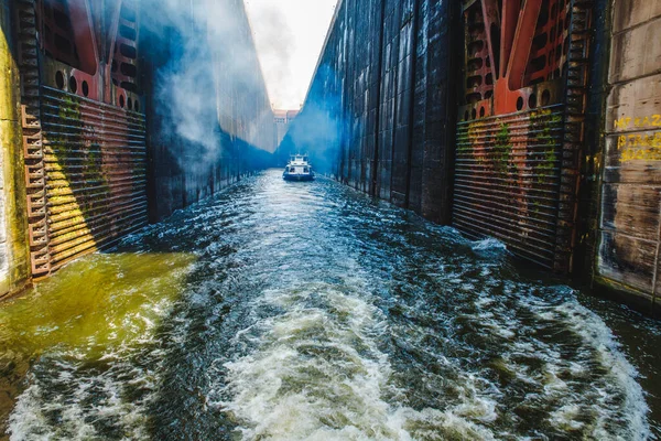 Gateways på floden Dnepr i staden Zaporozhye. låsning — Stockfoto