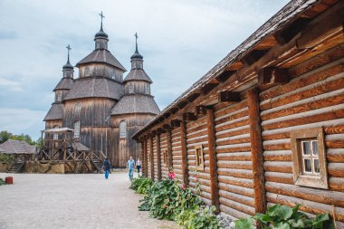 Zaporozhye, Ukrayna - 21 Nisan 2018: National Reserve Khortytsia. Zaporizhzhya Sich - Kazakların merkezinde Virgin Kilisesi Korunması. Ahşap yapı.