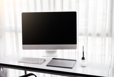 bir kalem tablet, bir bilgisayar ile grafik tasarımcının çalışma alanı 