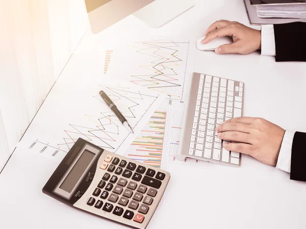 Geschäftsmann arbeitet im Büro mit Desktop-Computer und Dokumentation — Stockfoto