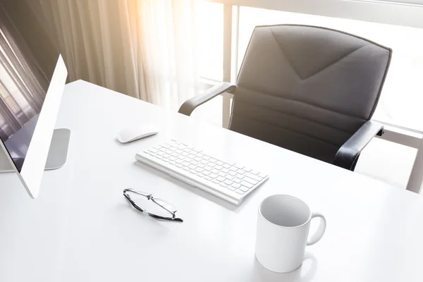 Lugar de trabajo con ordenador en la habitación — Foto de Stock