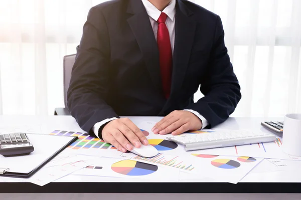 Business man working at office with desktop computer and documen — Stock Photo, Image