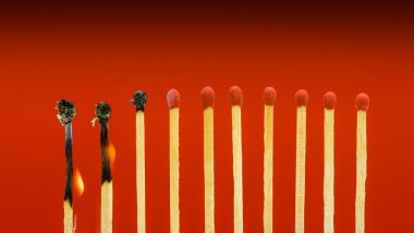 Yanan matchsticks komşuları için ateşe