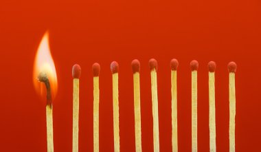 Yanan matchsticks komşuları için ateşe