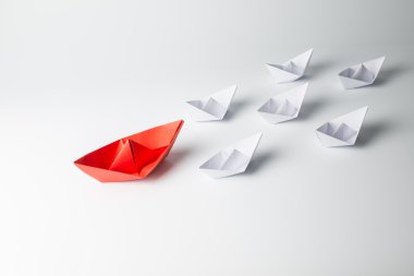 Beyaz arasında önde gelen kırmızı kağıt gemi