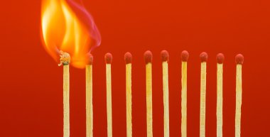 Yanan matchsticks komşuları için ateşe