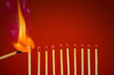 Yanan matchsticks komşuları için ateşe