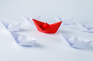 Beyaz arasında önde gelen kırmızı kağıt gemi