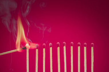 Yanan matchsticks komşuları için ateşe