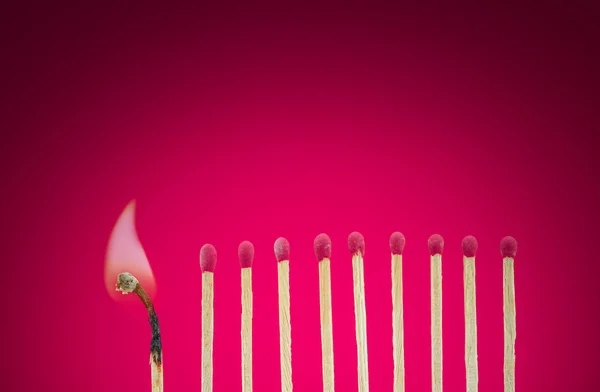Brandende lucifers brand instelt op haar buren — Stockfoto