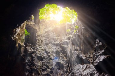 Mağara içinde ışık ışınları