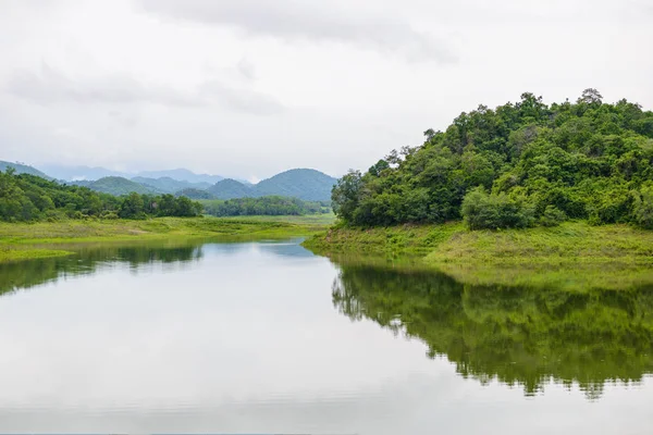 Пейзаж Natrue и водный туман на плотине Kaeng Krachan . — стоковое фото