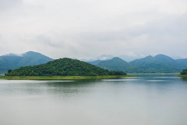 Пейзаж Natrue и водный туман на плотине Kaeng Krachan . — стоковое фото