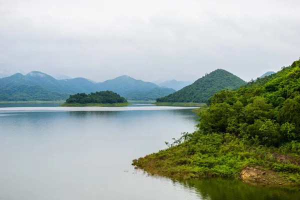 Пейзаж Natrue и водный туман на плотине Kaeng Krachan . — стоковое фото