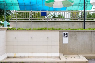 Duş Başlıkları ve musluk açık çamaşır alan