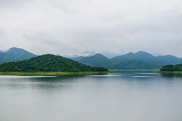 景观大自然和在耿 Krachan 水坝的水雾. — 图库照片