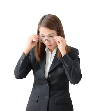 Korkmuş ve stresli genç iş kadını el holding cam