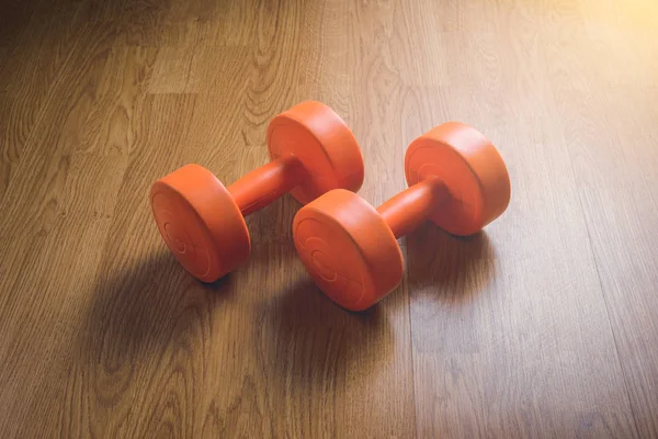 İki dambıl ahşap zemin üzerinde