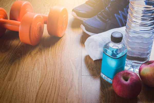 Equipo de fitness sobre fondo de madera —  Fotos de Stock