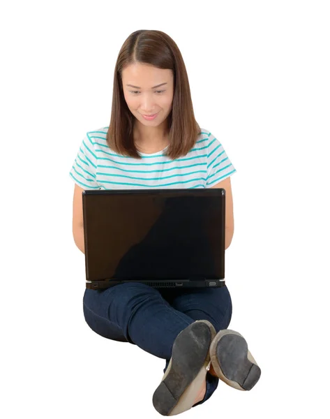 Gelukkig jonge vrouw zitten met gekruiste benen en het gebruik van laptop — Stockfoto