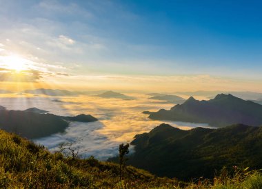 Gündoğumu ve deniz sis, görüntülemek phucheefa orman Parkı'ndan