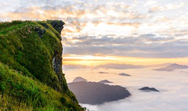 Gündoğumu ve sis denizde phucheefa orman park