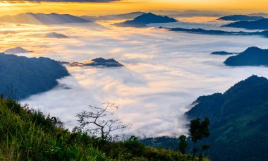 Gündoğumu ve deniz sis, görüntülemek phucheefa orman Parkı'ndan