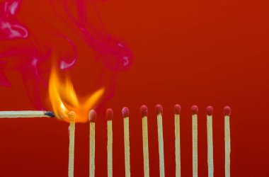 Yanan matchsticks komşuları için ateşe
