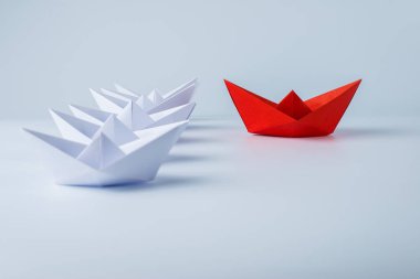 Beyaz arasında önde gelen kırmızı kağıt gemi