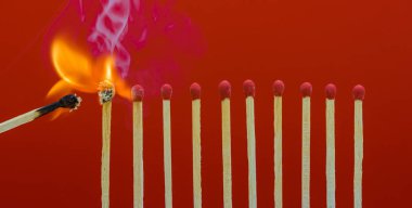 Yanan matchsticks komşuları için ateşe