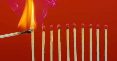 Yanan matchsticks komşuları için ateşe