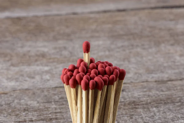 Één wedstrijd staande uit de menigte — Stockfoto