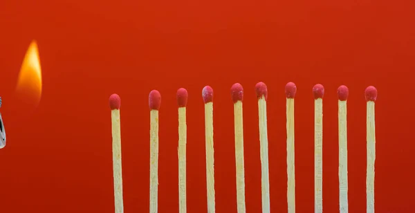 Égő matchsticks felgyújtja a szomszédok — Stock Fotó