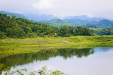 Manzara Natrue ve Krachan Kaeng Barajı su sis. 