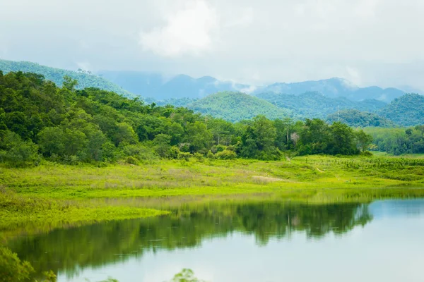 Пейзаж Natrue и водный туман на плотине Kaeng Krachan . — стоковое фото