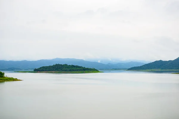 Пейзаж Natrue и водный туман на плотине Kaeng Krachan . — стоковое фото