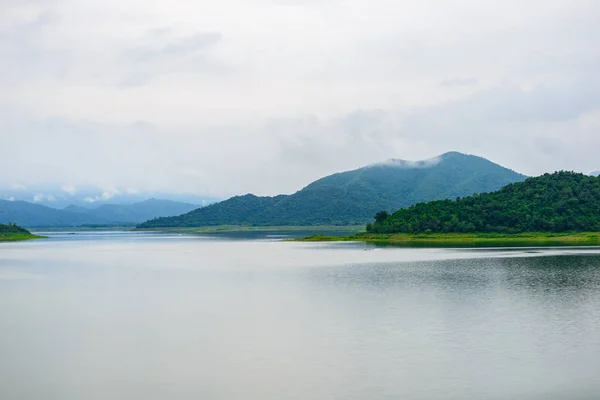 Пейзаж Natrue и водный туман на плотине Kaeng Krachan . — стоковое фото