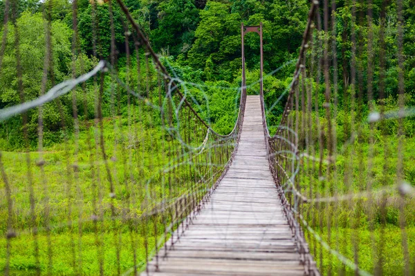 Ponte di corda nel Parco Nazionale Kaeng Krachan — Foto Stock