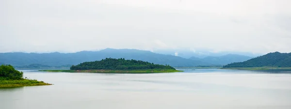Пейзаж Natrue и водный туман на плотине Kaeng Krachan . — стоковое фото