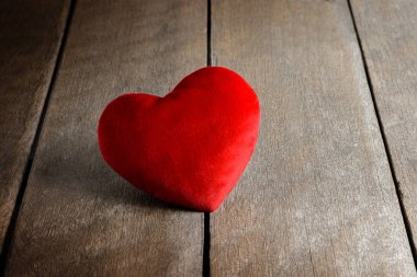 Ahşap arka plan üzerinde kırmızı kalp şekli yastıklar