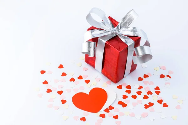 День Святого Валентина і подарунковій коробці і паперові форми серця — стокове фото
