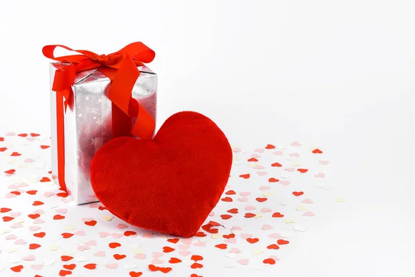 День святого Валентина и подарочная коробка и подушки в форме сердца — стоковое фото