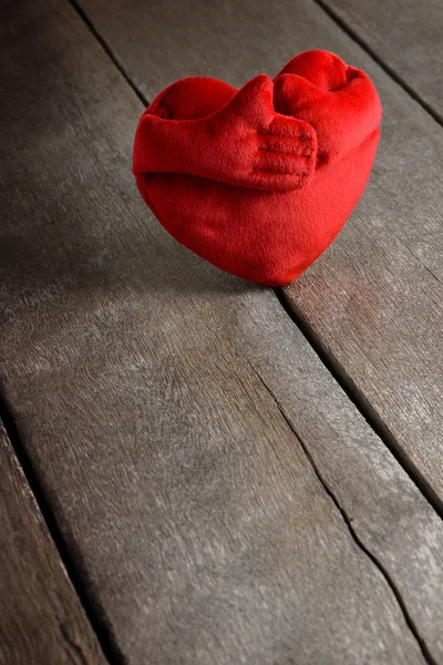 Κόκκινη καρδιά σχήμα μαξιλάρια σε φόντο ξύλινη — Φωτογραφία Αρχείου