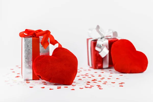 Día de San Valentín y caja de regalo y almohadas en forma de corazón — Foto de Stock