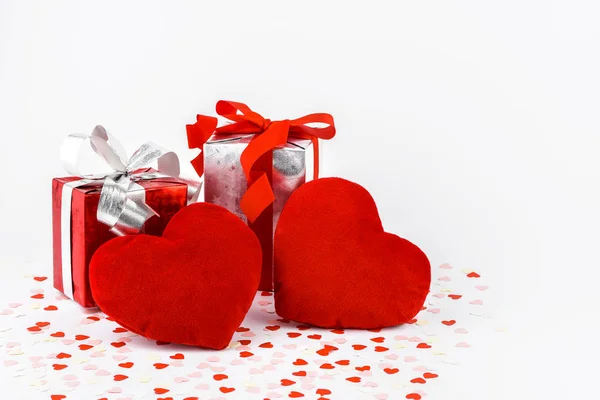 День Святого Валентина і подарунковій коробці і форми серця подушки — стокове фото