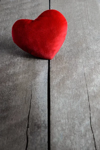 Oreillers en forme de coeur rouge sur fond en bois — Photo