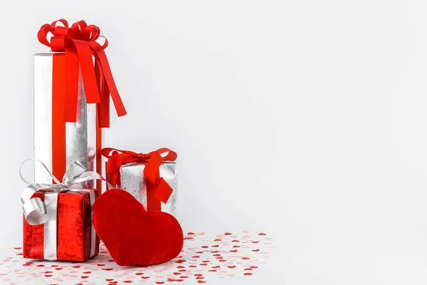 Día de San Valentín y caja de regalo y almohadas en forma de corazón — Foto de Stock