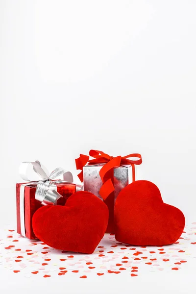 Día de San Valentín y caja de regalo y almohadas en forma de corazón — Foto de Stock